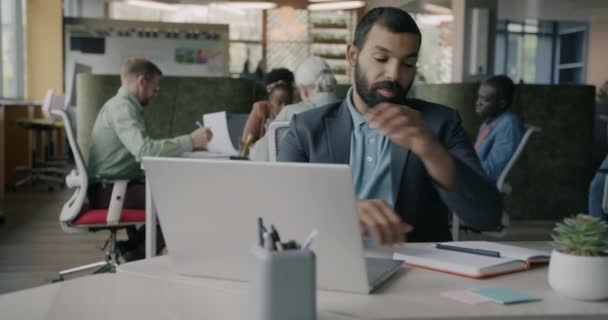 Empresario Oriente Medio Que Trabaja Con Escritura Computadoras Portátiles Toma — Vídeos de Stock