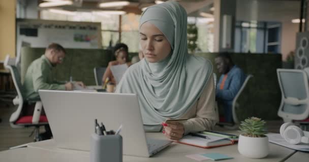 Hermosa Mujer Musulmana Hijab Haciendo Pago Línea Con Ordenador Portátil — Vídeos de Stock