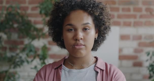 Portret Van Een Zelfverzekerde Afro Amerikaanse Dame Met Krullend Zwart — Stockvideo