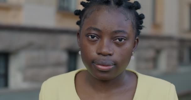 沉思的非洲裔美国女人的慢动作肖像 她有着创造性的发型 在城市的户外看着相机 人与情感概念 — 图库视频影像