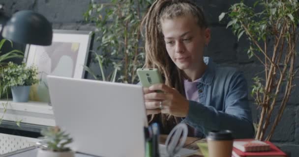 Joyeux Jeune Femme Aide Sms Smartphone Souriant Assis Bureau Dans — Video