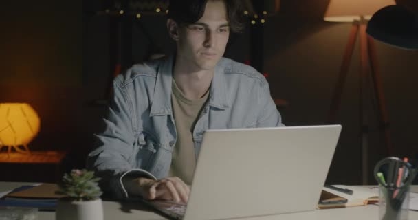 Egy Fiatalember Aki Laptoppal Dolgozik Íróasztalnál Éjszakai Munkára Koncentrál Modern — Stock videók