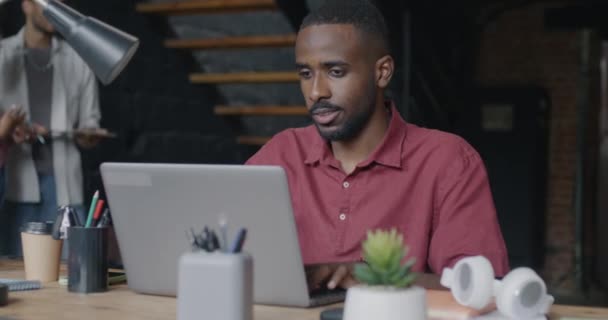 Porträtt Afroamerikansk Man Som Arbetar Med Bärbar Dator Skriva Medan — Stockvideo