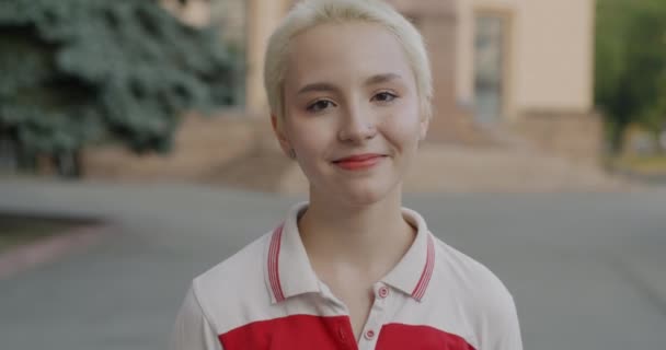 Powolny Portret Pięknej Młodej Damy Krótkimi Blond Włosami Uśmiechniętymi Patrząc — Wideo stockowe
