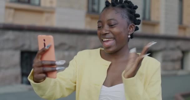 Mujer Afroamericana Alegre Haciendo Videollamadas Línea Hablando Saludando Con Mano — Vídeos de Stock
