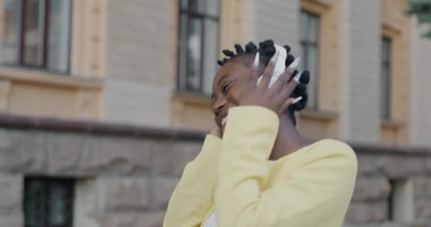Повільний Рух Безтурботної Афроамериканської Жінки Навушниках Танцюють Відкритому Повітрі Слухаючи — стокове відео