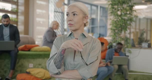 Mujer Madura Con Tatuaje Poniéndose Anteojos Girando Cámara Pie Cómoda — Vídeos de Stock