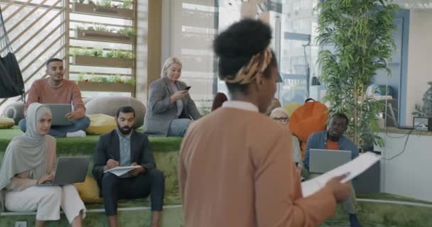 Groupe Diversifié Personnes Écoute Gestionnaire Assis Dans Lieu Coworking Profitant — Video