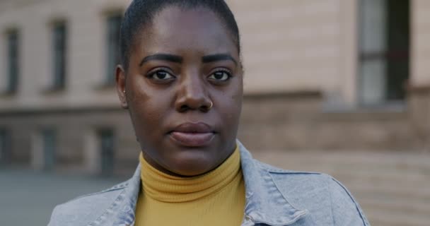 Slow Motion Porträtt Självsäker Afroamerikansk Kvinna Tittar Kameran Med Allvarligt — Stockvideo
