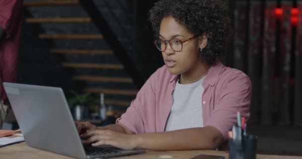 Портрет Щасливої Афроамериканської Жінки Офісу Співробітника Працює Ноутбуком Друкує Творчому — стокове відео