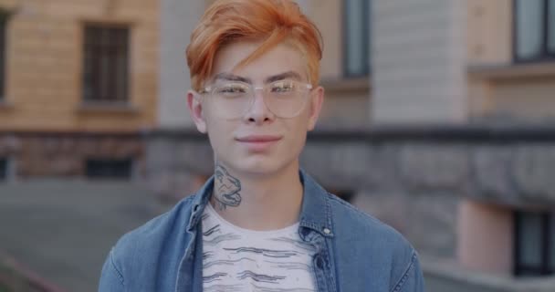Retrato Cámara Lenta Estudiante Asiático Con Estilo Pie Campus Sonriendo — Vídeos de Stock
