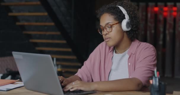 Kreativ Ung Afroamerikansk Kvinna Lyssnar Musik Med Hörlurar Som Dansar — Stockvideo