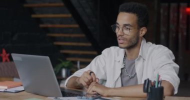 Afrika kökenli Amerikalı iş adamı konuşuyor ve iş yerinde online video görüşmesi yapıyor. İş ve iletişim konsepti.