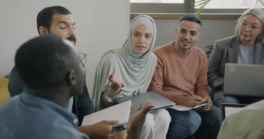 Hırslı erkekler ve kadınlar iş yerinde iş görüşlerini paylaşmayı konuşuyor. İş adamları ve iletişim kavramı.