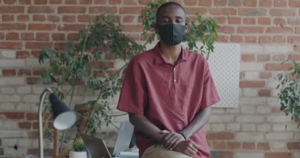 工作场所 非洲裔美国人办公室职员戴着面罩 在室内看着相机的肖像 工作和大流行病限制概念 — 图库视频影像