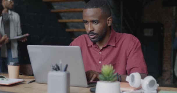 Afričtí Američtí Zaměstnanci Pomocí Notebooku Pracující Line Psaní Sedí Stole — Stock video