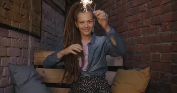 Retrato Menina Despreocupada Dançando Com Luz Bengala Ardente Sentado Livre — Vídeo de Stock