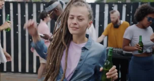 无忧无虑的年轻女子在露天派对上跳舞 夏天喝着瓶子里的音乐 休闲活动和青年文化概念 — 图库视频影像