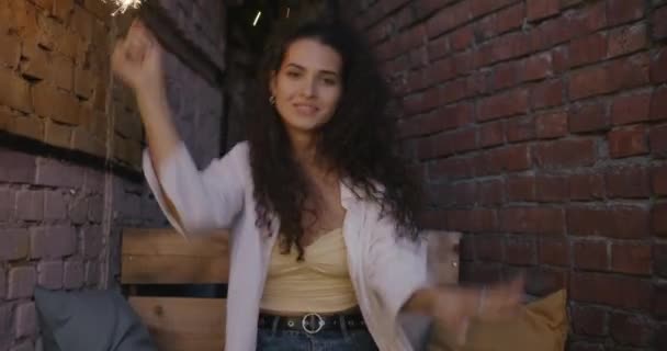 Портрет Радісної Дівчини Танцює Іскристом Насолоджується Музикою Сидить Стилі Відкритого — стокове відео