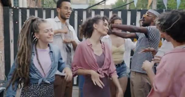Grupo Multirracial Amigos Jovens Dançando Festa Livre Comemorando Reunião Divertindo — Vídeo de Stock