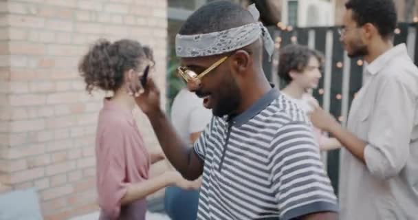 Movimento Lento Homem Afro Americano Dançando Fumando Cigarro Eletrônico Festa — Vídeo de Stock