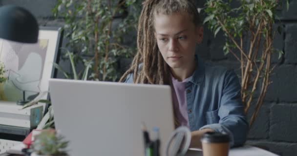 Kreatív Irodában Dolgozó Motivált Alkalmazott Laptoppal Üzleti Dokumentumok Írásával Szakmai — Stock videók