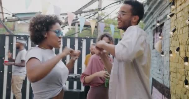 Афроамериканец Женщина Танцуют Вечеринке Открытым Небом Смеясь Наслаждаясь Музыкой Вместе — стоковое видео