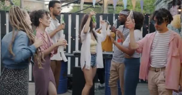 Беззаботные Молодые Мужчины Женщины Танцующие Открытым Небом Джеем Веселятся Расслабляясь — стоковое видео