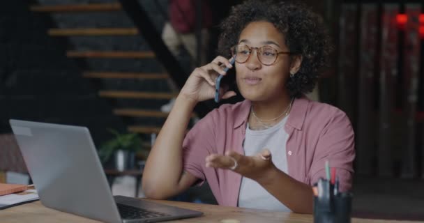 자신감 아프리카계 미국인 직원은 창조적인 사무실에서 책상에 작업을 전화에 이야기 — 비디오