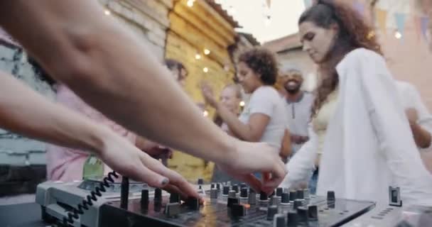 Close Mãos Misturando Música Com Equipamentos Modernos Enquanto Grupo Pessoas — Vídeo de Stock
