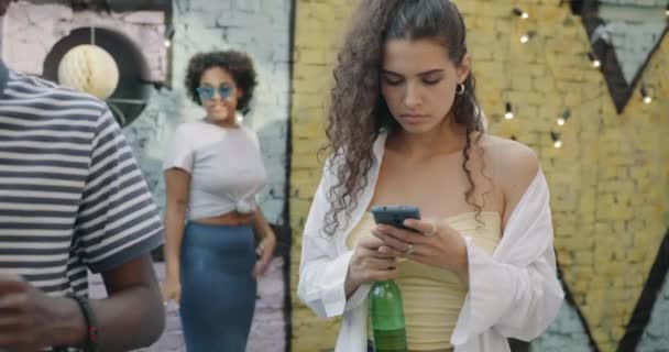 Портрет Молодой Женщины Использующей Смартфон Чате Онлайн Стоящей Открытой Вечеринке — стоковое видео