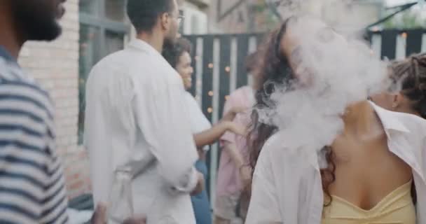 时尚的年轻女子与朋友们一起在户外享受现代派对的肖像 电子香烟与坏习惯概念 — 图库视频影像
