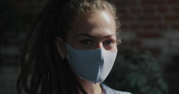 Detailní Záběr Mladé Ženy Maskou Lékařské Tváře Jak Dívá Kameru — Stock video