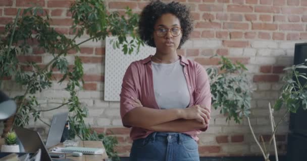 Porträtt Afroamerikansk Affärskvinna Stående Loft Stil Kontor Med Armarna Korsade — Stockvideo