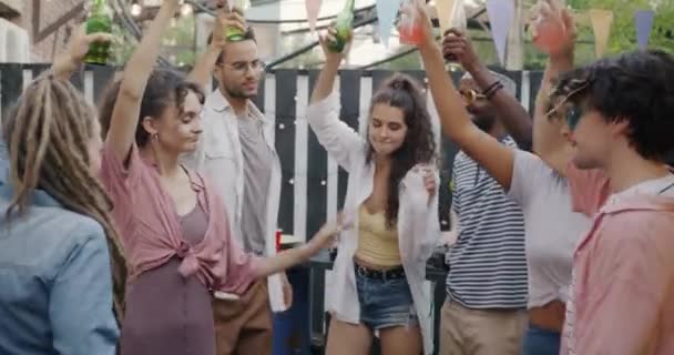 Мульти Этническая Группа Молодых Людей Девушки Парни Танцуют Держа Бутылки — стоковое видео