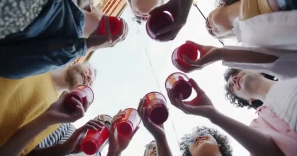 Низкий Угол Обзора Друзей Многонациональной Группы Звон Чашки Напитками Празднование — стоковое видео