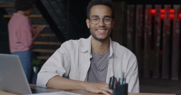 Портрет Привлекательного Расового Мужчины Улыбающегося Смотрящего Камеру Сидящего Столом Творческом — стоковое видео