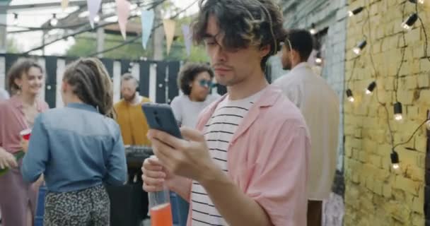 Zorgeloze Jongen Die Smartphone Applicatie Gebruikt Danst Met Vrienden Een — Stockvideo