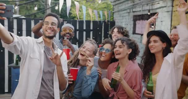 여름날 파티에서 셀카를 스마트 카메라를위한 장난스러운 다민족 — 비디오