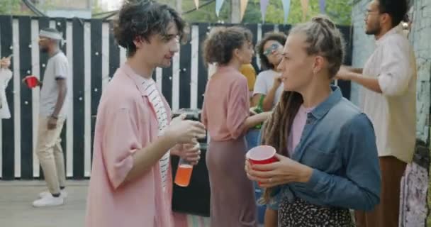 在夏日的露天派对上 年轻的男女朋友们一边聊天一边跳舞 玩得很开心 城市娱乐和友谊概念 — 图库视频影像