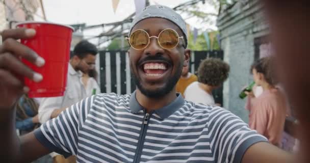 一个快乐的非裔美国人和他的朋友在露天聚会上端着杯子自拍的慢镜头 照片和庆祝概念 — 图库视频影像