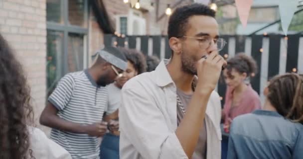 Повільний Рух Студента Який Танцює Курить Електронну Сигарету Розважається Відкритій — стокове відео