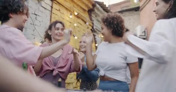 Groep Jongeren Dansen Chillen Openluchtfeest Terwijl Muziek Mixen Met Professionele — Stockvideo