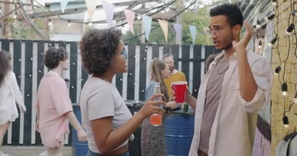 Афроамериканец Женщина Разговаривают Стоя Улице Кафе Открытым Небом Наслаждаясь Забавной — стоковое видео