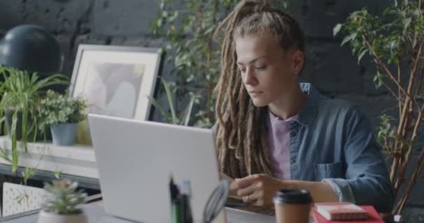 Erfolgreiche Unternehmerin Die Mit Laptop Arbeitet Und Business Research Betreibt — Stockvideo