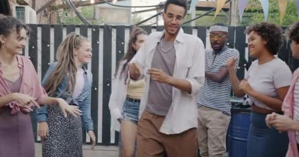 兴奋的年轻男女在街头酒吧里跳舞 听Dj的音乐 在聚会上大笑 动作缓慢 青年文化和娱乐概念 — 图库视频影像