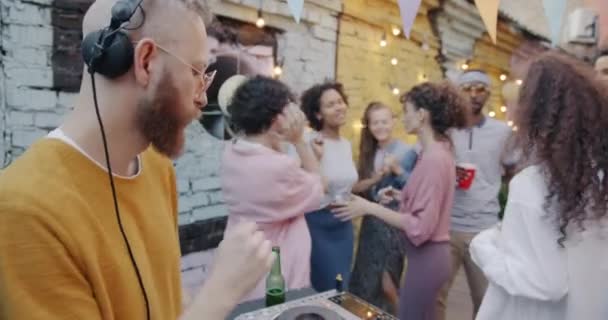 Ung Man Arbetar Modern Fest Medan Olika Grupp Människor Dansar — Stockvideo