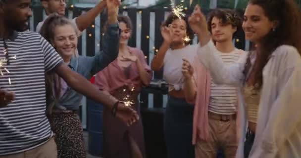 在夏天的晚上 一群年轻人在街上的咖啡馆里跳着灯火通明的舞 欣赏着音乐 娱乐和青年文化概念 — 图库视频影像