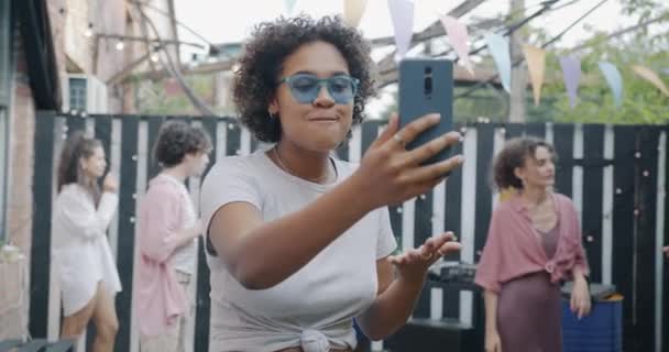 Wanita Afrika Amerika Yang Ceria Yang Membuat Panggilan Video Online — Stok Video
