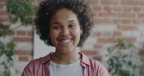 Portrét Radostné Mladé Ženy Dívající Kameru Usmívající Smějící Pozadí Kanceláře — Stock video